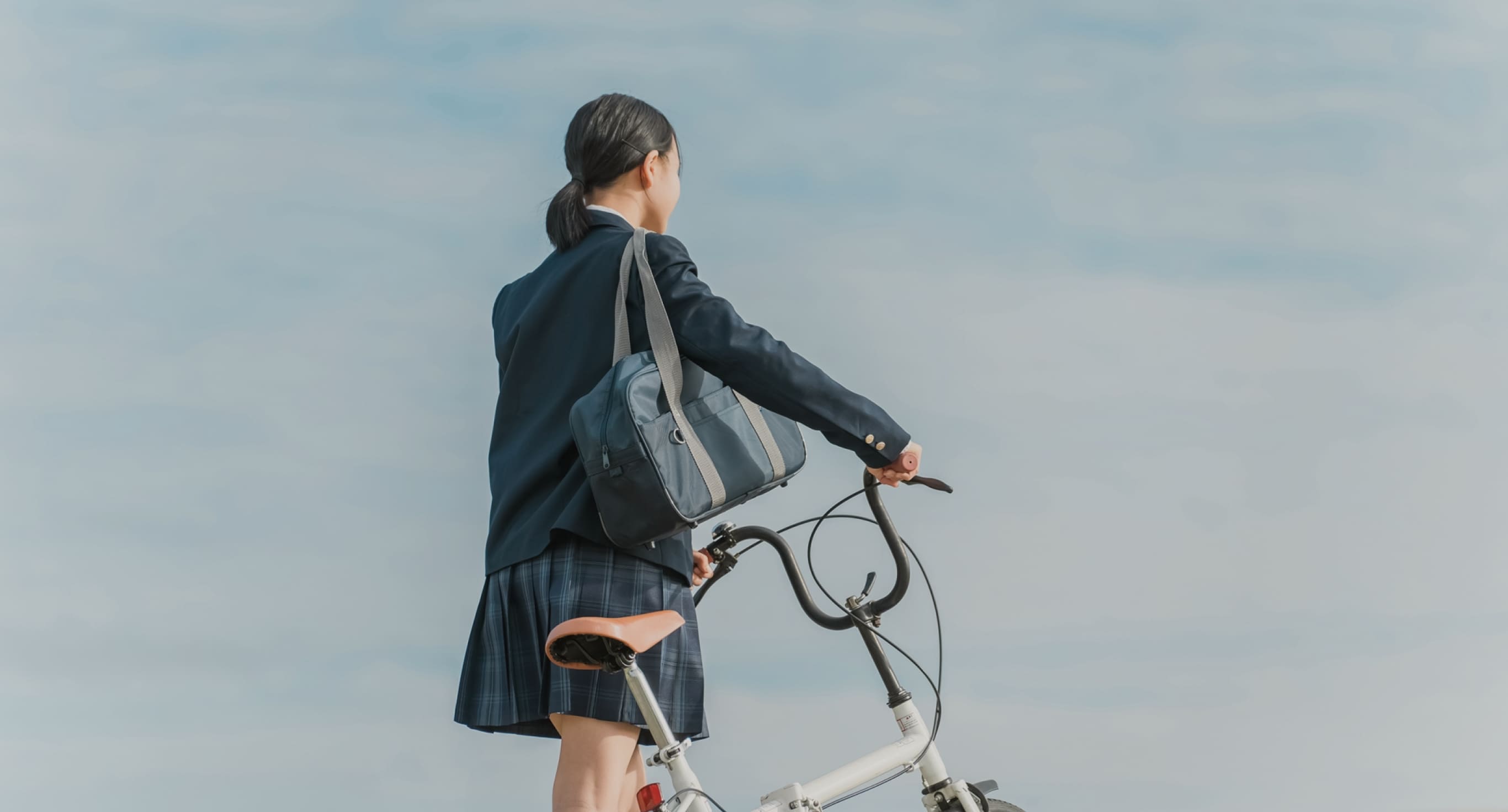 訪問介護のスタッフ、車椅子の高齢男性と笑顔で楽しそうに過ごす